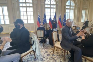 slepogluhi na obisku v predsedniški palači. Po dva se pogovarjajo z rokami