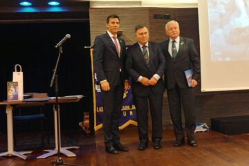 Trije možje ob predaji donacije društvu Trepetlika