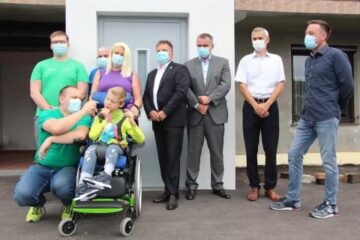 Lions klub Novo mesto doniral hišno dvigalo za Lovra s cerebralno paralizo