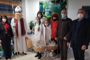 Obiskali starejše občane v domu skupaj z Miklavžem